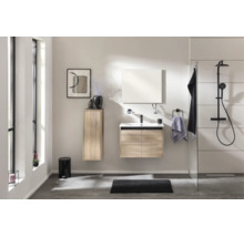 Modernes Badezimmer mit Waschtischunterschrank und Seitenschrank in Holzoptik, schwarzer Armatur, Spiegel und Regendusche.