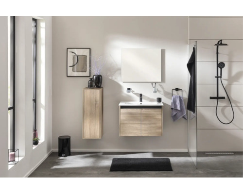 Modernes Badezimmer mit Waschtischunterschrank und Seitenschrank in Holzoptik, schwarzer Armatur, Spiegel und Regendusche.