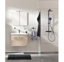Modernes, helles Badezimmer mit Waschtischunterschrank in Holzoptik, Spiegelschrank und schwarzem Duschsystem.