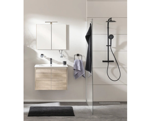 Modernes, helles Badezimmer mit Waschtischunterschrank in Holzoptik, Spiegelschrank und schwarzem Duschsystem.