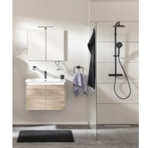 Modernes Badezimmer mit Waschtischunterschrank in Holzoptik, weißem Waschbecken, schwarzer Armatur, Spiegelschrank und schwarzem Duschsystem.