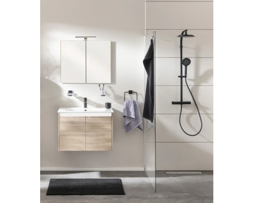 Modernes Badezimmer mit Waschtischunterschrank in Holzoptik, weißem Waschbecken, schwarzer Armatur, Spiegelschrank und schwarzem Duschsystem.