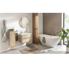 Modernes Badezimmer mit freistehender Badewanne, wandhängendem Waschtischunterschrank in Holzoptik, rundem Spiegel und Holz-Raumteiler.