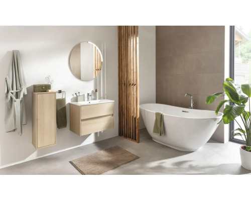 Modernes Badezimmer mit freistehender Badewanne, wandhängendem Waschtischunterschrank in Holzoptik, rundem Spiegel und Holz-Raumteiler.