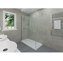 Modernes Badezimmer mit gläserner Duschkabine, weißer Duschwanne, Handtuchheizkörper, Waschbecken und einem Fenster mit Blick ins Grüne.