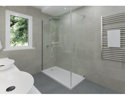Modernes Badezimmer mit gläserner Duschkabine, weißer Duschwanne, Handtuchheizkörper, Waschbecken und einem Fenster mit Blick ins Grüne.