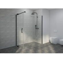 Modernes Badezimmer mit ebenerdiger Dusche, Glaswand mit schwarzen Profilen, schwarzer Duscharmatur, Fliesen in Betonoptik und Wand-Toilette.