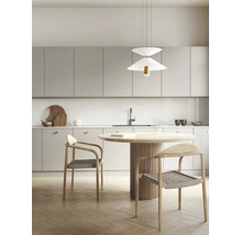 Moderne helle Küche mit rundem Holztisch, zwei Holzstühlen mit Geflechtsitz und einer doppellagigen plissierten Pendelleuchte vor grauen Schränken.