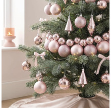Weihnachtsbaum geschmückt mit rosa Christbaumkugeln, Zapfen und Schleifen sowie einer warmweißen LED-Lichterkette.
