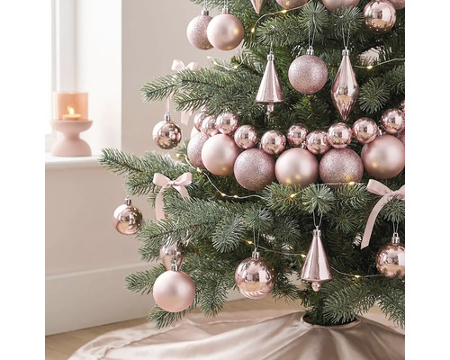 Weihnachtsbaum geschmückt mit rosa Christbaumkugeln, Zapfen und Schleifen sowie einer warmweißen LED-Lichterkette.