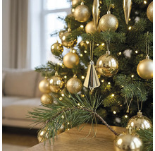 Weihnachtsbaum dekoriert mit goldenen Kugeln und Zapfen, beleuchtet mit warmweißen LED-Lichterketten in einem Wohnzimmer.