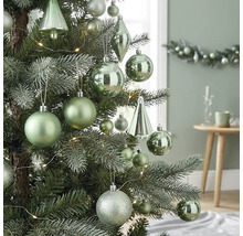 Christbaum dekoriert mit matten, glänzenden und glitzernden Kugeln, tropfenförmigen Ornamenten und einer LED-Lichterkette in hellem Ambiente.