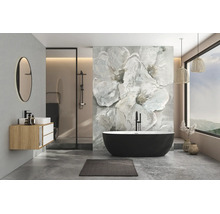 Modernes, helles Badezimmer mit freistehender Badewanne, floraler Fototapete, Waschtischunterschrank aus Holz, rundem Spiegel und begehbarer Dusche.