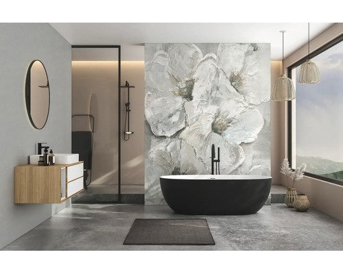 Modernes, helles Badezimmer mit freistehender Badewanne, floraler Fototapete, Waschtischunterschrank aus Holz, rundem Spiegel und begehbarer Dusche.