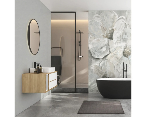 Geräumiges, modernes Badezimmer mit freistehender schwarzer Badewanne, Holz-Waschtisch mit weißem Becken, ovalem Spiegel und begehbarer Dusche.