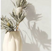 Künstliche Protea-Pflanze mit spitzen Blättern in einer modernen Keramikvase.