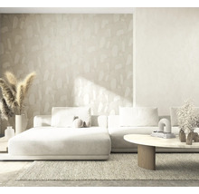 Modernes Wohnzimmer mit abstrakter Motivtapete in Beige, hellem Sofa, Holz-Couchtisch und strukturiertem Teppich.
