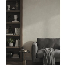 Wohnzimmer mit grauem Sofa, strukturiertem Wandputz, Holzregal und Beistelltisch.