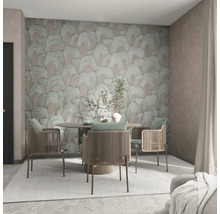 Modernes Esszimmer mit Vliestapete im Bogenmuster, rundem Tisch, vier Sesseln mit Korbgeflecht und hellgrauem Teppich.