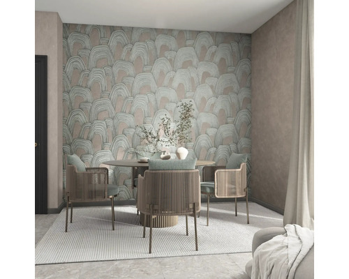Modernes Esszimmer mit gemusterter Tapete mit abstrakten Hügeln, rundem Tisch mit geflochtenen Stühlen und einem gestreiften Teppich.