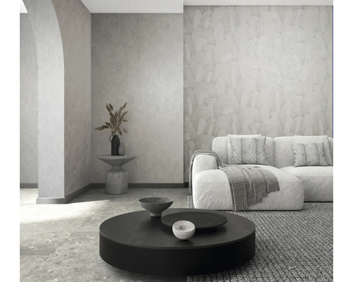 Modernes Wohnzimmer mit strukturierter Tapete, Sofa, rundem Couchtisch und Steinboden. Hell und organisiert.