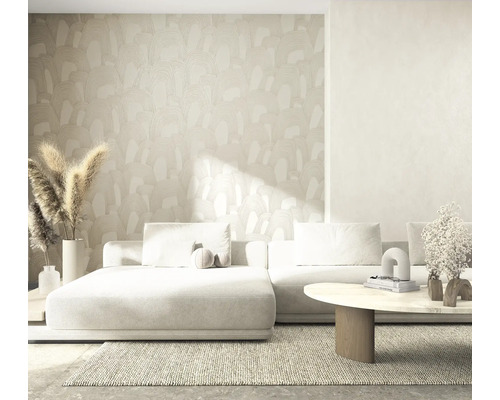 Modernes Wohnzimmer mit abstrakter Motivtapete in Beige, hellem Sofa, Holz-Couchtisch und strukturiertem Teppich.
