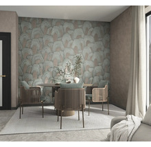 Modernes Esszimmer mit einer Mustertapete in Bogenoptik, rundem Esstisch und Stühlen mit Kordelrücken auf einem strukturierten Teppich.