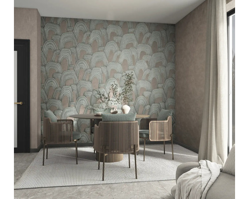 Modernes Esszimmer mit einer Mustertapete in Bogenoptik, rundem Esstisch und Stühlen mit Kordelrücken auf einem strukturierten Teppich.
