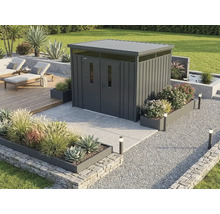 Modernes Gartenhaus aus Metall mit Doppeltür und Flachdach in einem hellen, organisierten Garten mit Steinterrasse und Holzdeck.