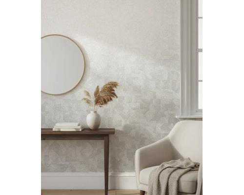 Vliestapete mit dezentem geometrischem Muster in einem hellen, modern eingerichteten Wohnraum mit Holztisch, Spiegel und Sessel.