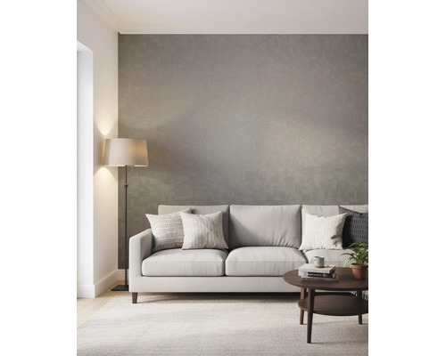 Helles, modernes Wohnzimmer mit strukturierter Tapete, Stoffsofa mit Kissen, Stehlampe und rundem Couchtisch auf einem Teppich.