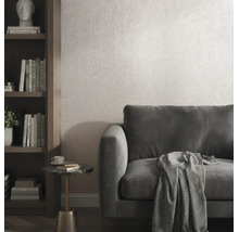 Strukturierte Tapete in einem modernen Wohnzimmer mit grauem Sofa, Marmor-Beistelltisch und Holzregal.