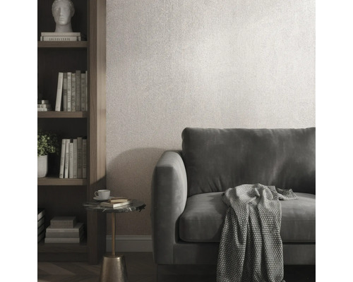 Strukturierte Tapete in einem modernen Wohnzimmer mit grauem Sofa, Marmor-Beistelltisch und Holzregal.