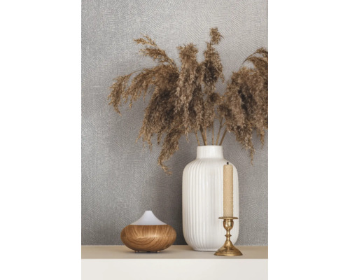 Strukturierte Tapete mit feinem Muster in einer Wohnszene mit weißer Vase, Pampasgras und einem Aroma-Diffuser.