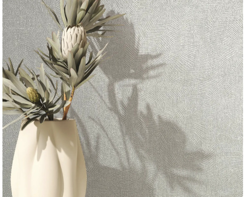 Strukturierte Tapete mit feinem Linienmuster an einer Wand neben einer Vase mit Blumen.