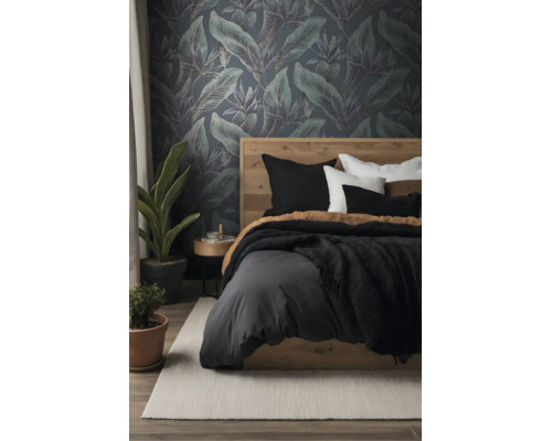 Modernes Schlafzimmer mit Vliestapete mit tropischem Blattmuster, Holzbett, Bettwäsche und Zimmerpflanzen.