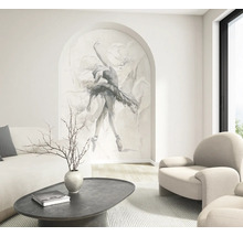 Helles Wohnzimmer mit runder Fototapete einer Ballerina in einem Bogen, modernem Sessel, Sofa und dunklem Couchtisch.