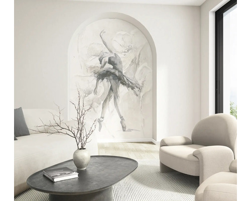 Helles Wohnzimmer mit runder Fototapete einer Ballerina in einem Bogen, modernem Sessel, Sofa und dunklem Couchtisch.
