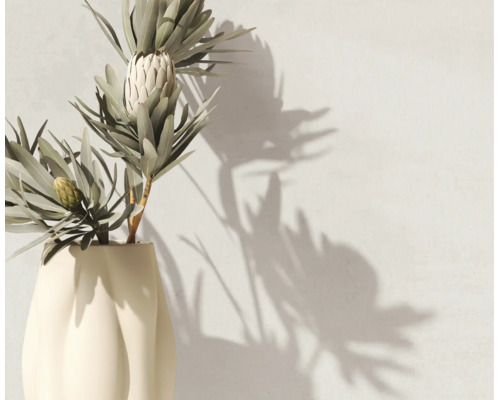 Keramikvase mit getrockneten Protea-Blüten und Blättern, Dekoration für den Innenbereich.