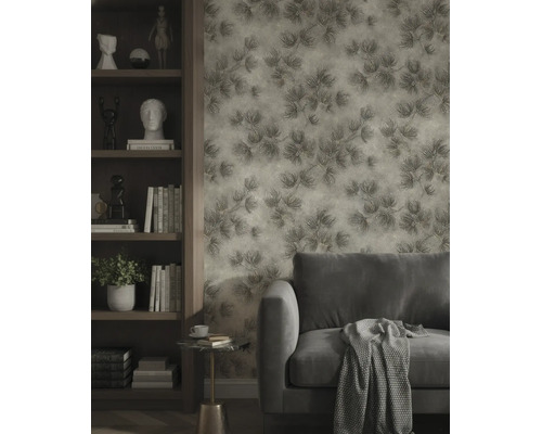 Vliestapete mit strukturiertem Zweigmuster in einem modern eingerichteten Wohnzimmer mit Sofa und Holzregal.
