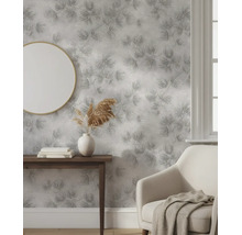 Vliestapete mit strukturiertem Blumenmuster in einem hellen Wohnzimmer mit Spiegel und Sessel.