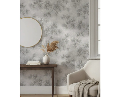 Vliestapete mit strukturiertem Blumenmuster in einem hellen Wohnzimmer mit Spiegel und Sessel.