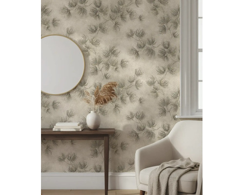 Vliestapete mit botanischem Muster aus Kiefernzweigen in einem hellen Zimmer mit Sessel, Tisch und Spiegel.