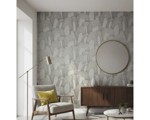 Vliestapete mit abstraktem Bogenmuster in einem modernen Wohnzimmer mit Polstersessel, Sideboard und rundem Wandspiegel.