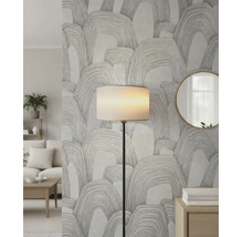 Modernes Wohnzimmer mit grauer Tapete mit strukturiertem Muster aus überlappenden Bögen, Stehlampe und Rundspiegel.