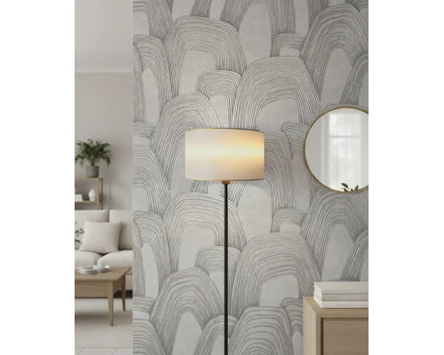 Modernes Wohnzimmer mit grauer Tapete mit strukturiertem Muster aus überlappenden Bögen, Stehlampe und Rundspiegel.