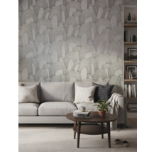 Modernes Wohnzimmer mit gemusterter Tapete in Bogenform, einem Sofa mit Kissen, einem runden Holztisch und einem Regal.