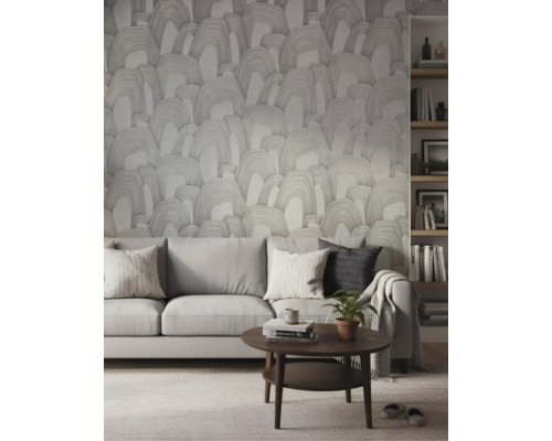 Modernes Wohnzimmer mit gemusterter Tapete in Bogenform, einem Sofa mit Kissen, einem runden Holztisch und einem Regal.