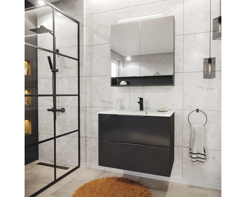 Helles, modernes Badezimmer mit weißen Fliesen in Marmoroptik, schwarzem Waschbeckenunterschrank, Spiegelschrank und Duschkabine mit schwarzem Rahmen.