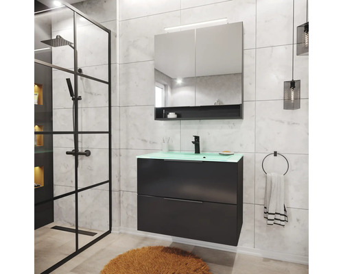 Modernes Badezimmer mit schwarzem Waschtischunterschrank, grünem Glaswaschbecken, Spiegelschrank und begehbarer Dusche mit schwarzem Rahmen.